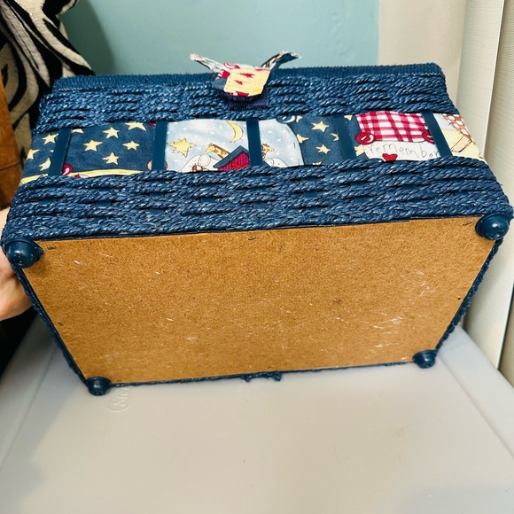 Blue Wicker Vintage Sewing Basket Noah’s Arc Fabric Lid Patchwork Design - Picture 9 of 12
